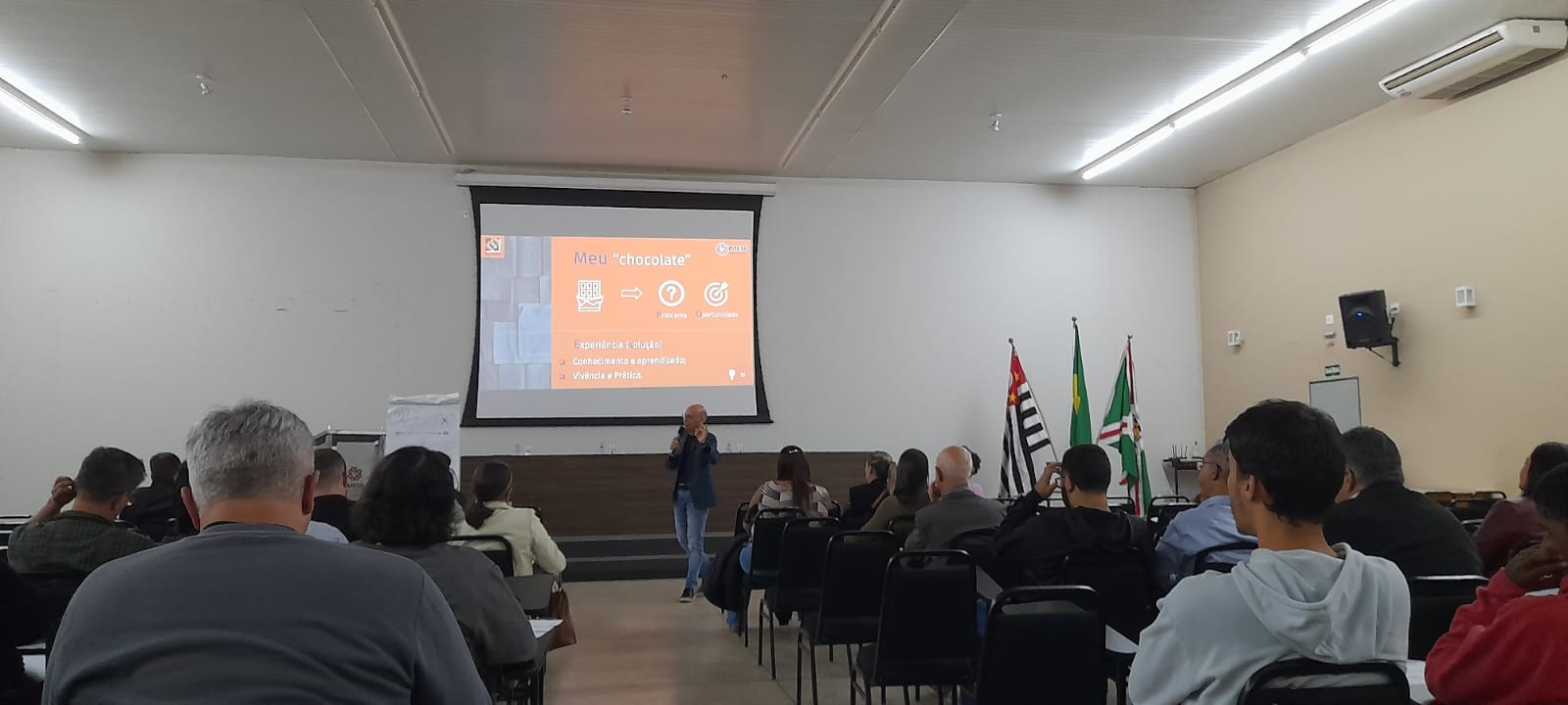 Workshop “Em mentes quadradas, ideias novas não circulam”