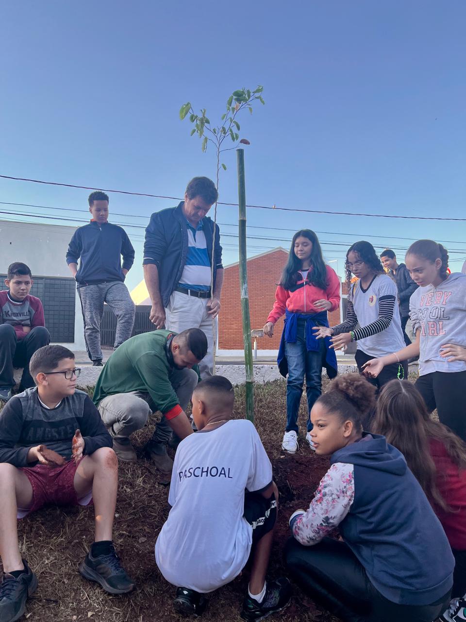 Professor de Engenharia Agronômica da Faculdade Municipal participa de evento de plantio de árvore em comemoração a Semana do Meio Ambiente