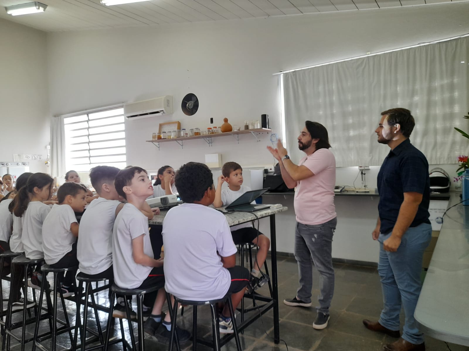 Estudantes do SESI visitam projeto sobre formigas cortadeiras na Faculdade Municipal de Bebedouro