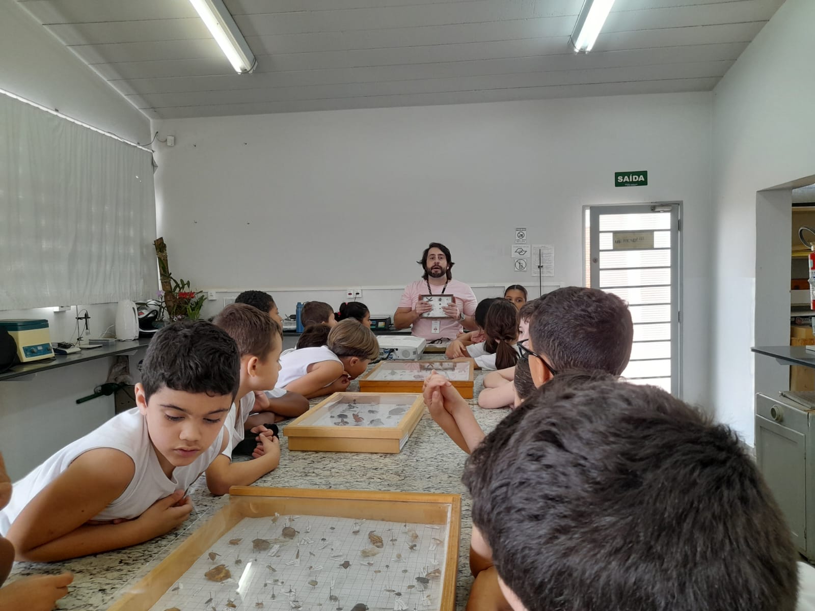 Estudantes do SESI visitam projeto sobre formigas cortadeiras na Faculdade Municipal de Bebedouro
