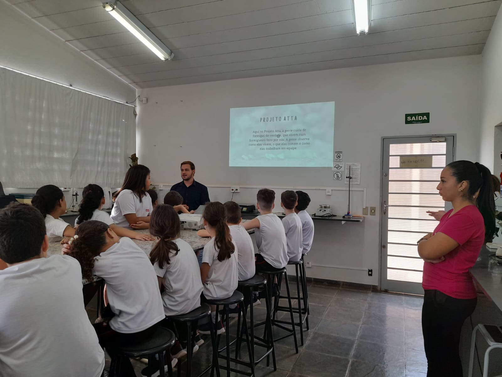 Estudantes do SESI visitam projeto sobre formigas cortadeiras na Faculdade Municipal de Bebedouro