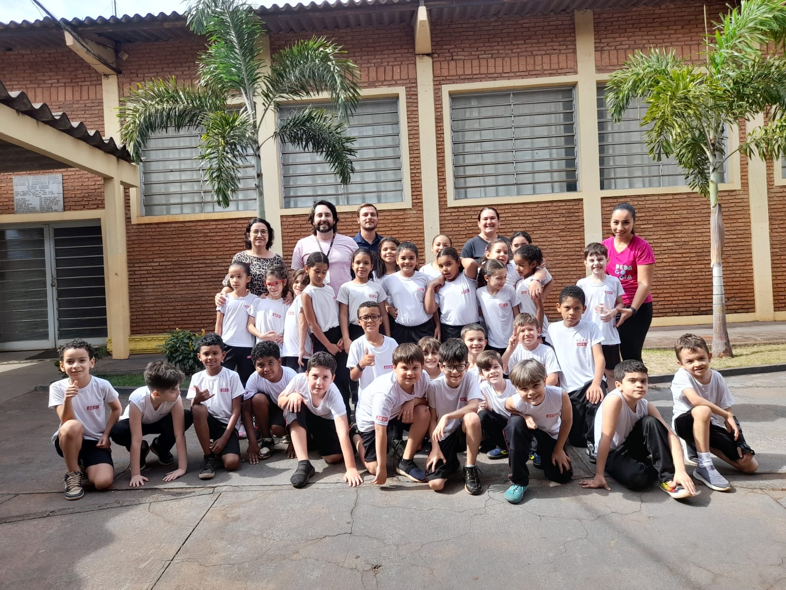 Estudantes do SESI visitam projeto sobre formigas cortadeiras na Faculdade Municipal de Bebedouro