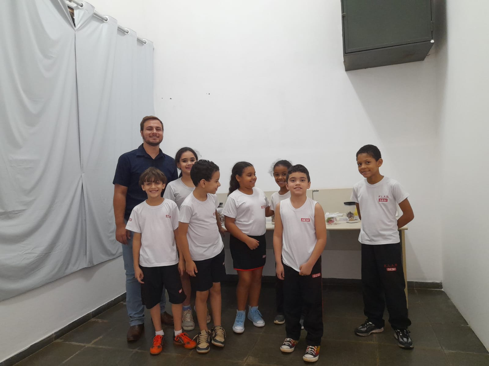 Estudantes do SESI visitam projeto sobre formigas cortadeiras na Faculdade Municipal de Bebedouro