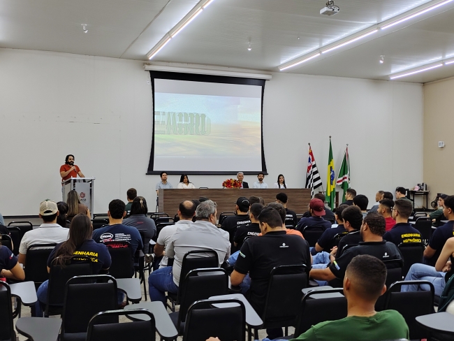 XI SEEAGRO tem início com palestra sobre nutrição estratégica da soja